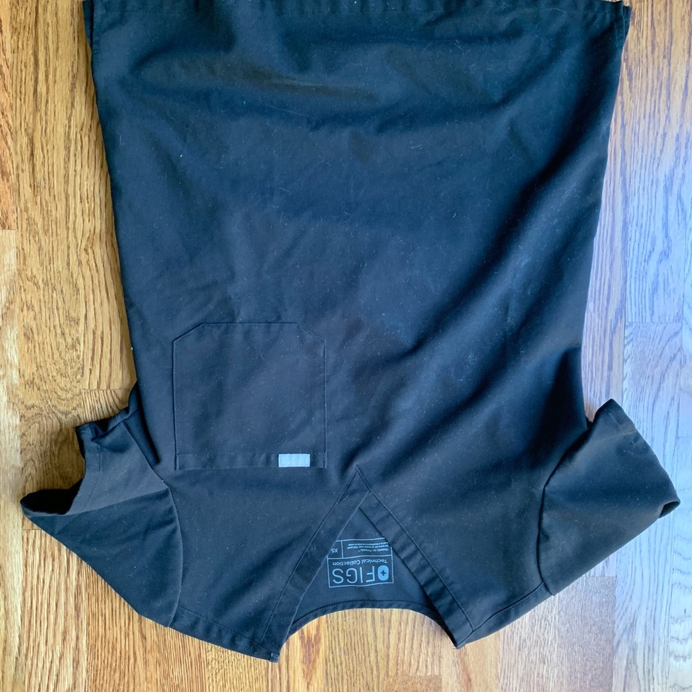Figs scrub top